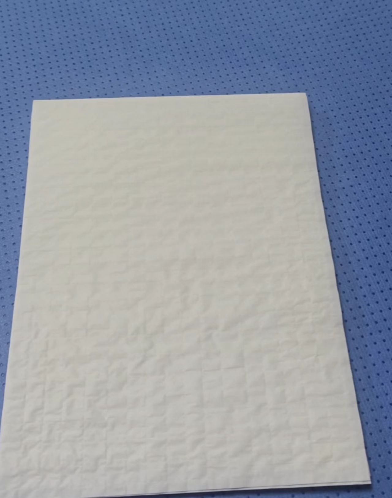 من المواد الخام إلى غرفة العمليات: رحلة منشفة اليد الجراحية